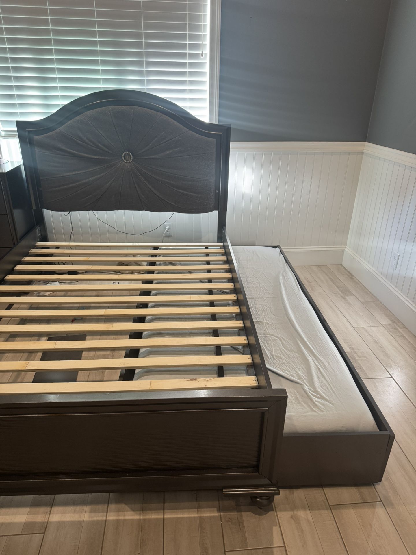 Bedroom Set Full Bed W/Twin Trundle