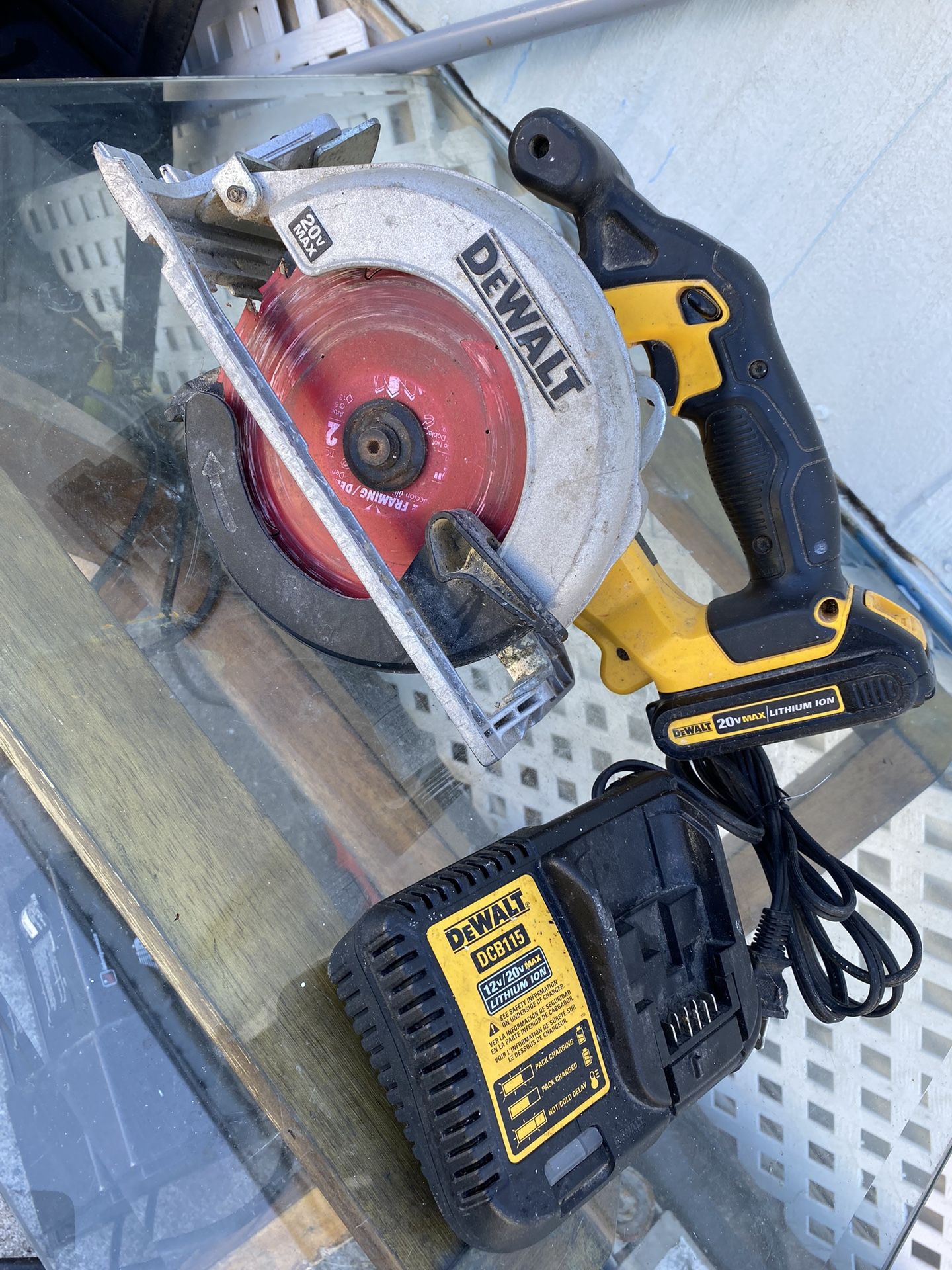Dewalt Saw With Charger And Battery