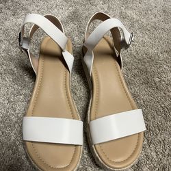 Women’s size 8 white and beige sandals - NEW