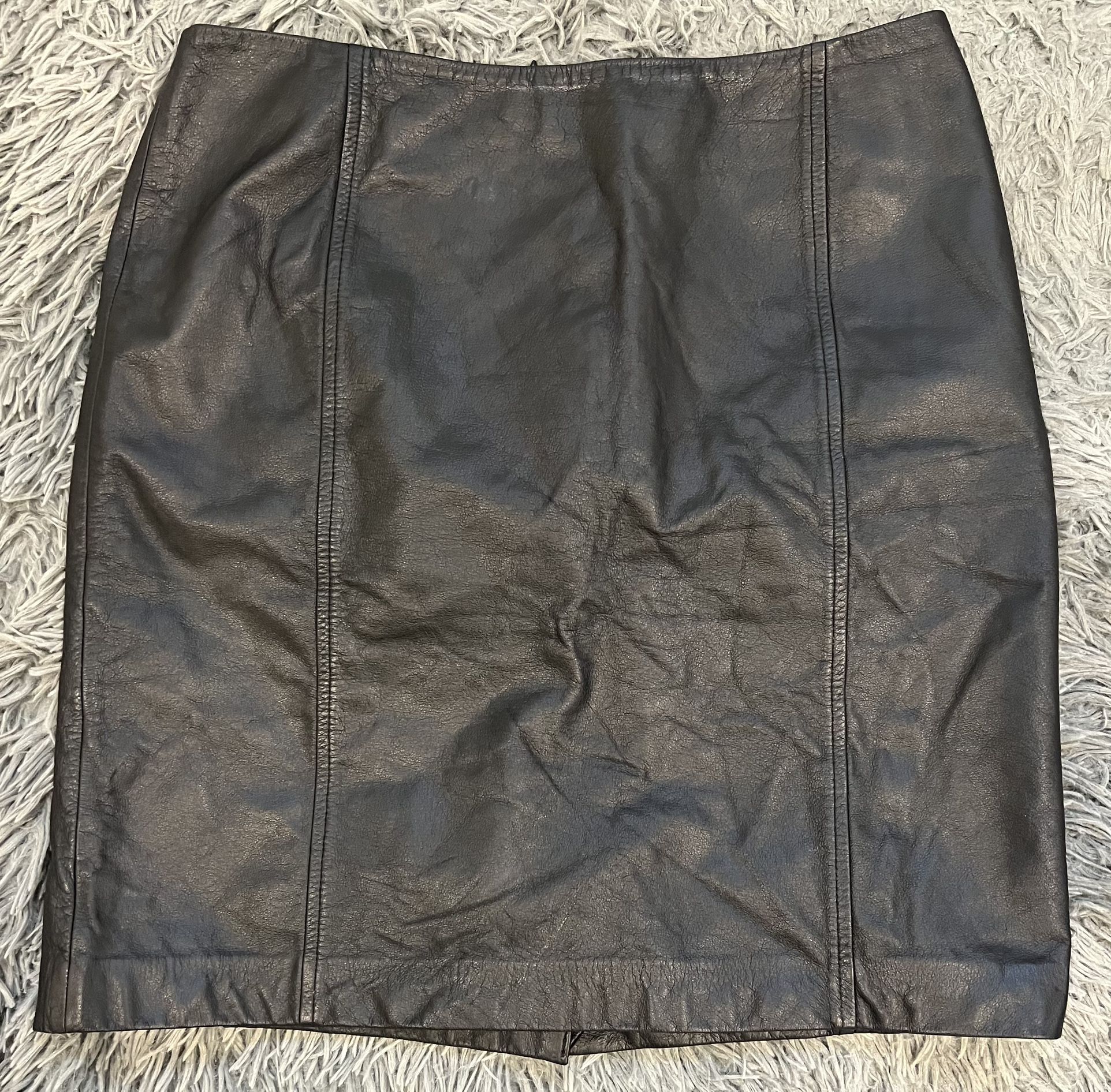 Ann Taylor LOFT Black Genuine Leather Skirt - Women’s 10P - Lined, Back Slit, Zip Elevate your wardrobe with this Ann Taylor LOFT black genuine leath