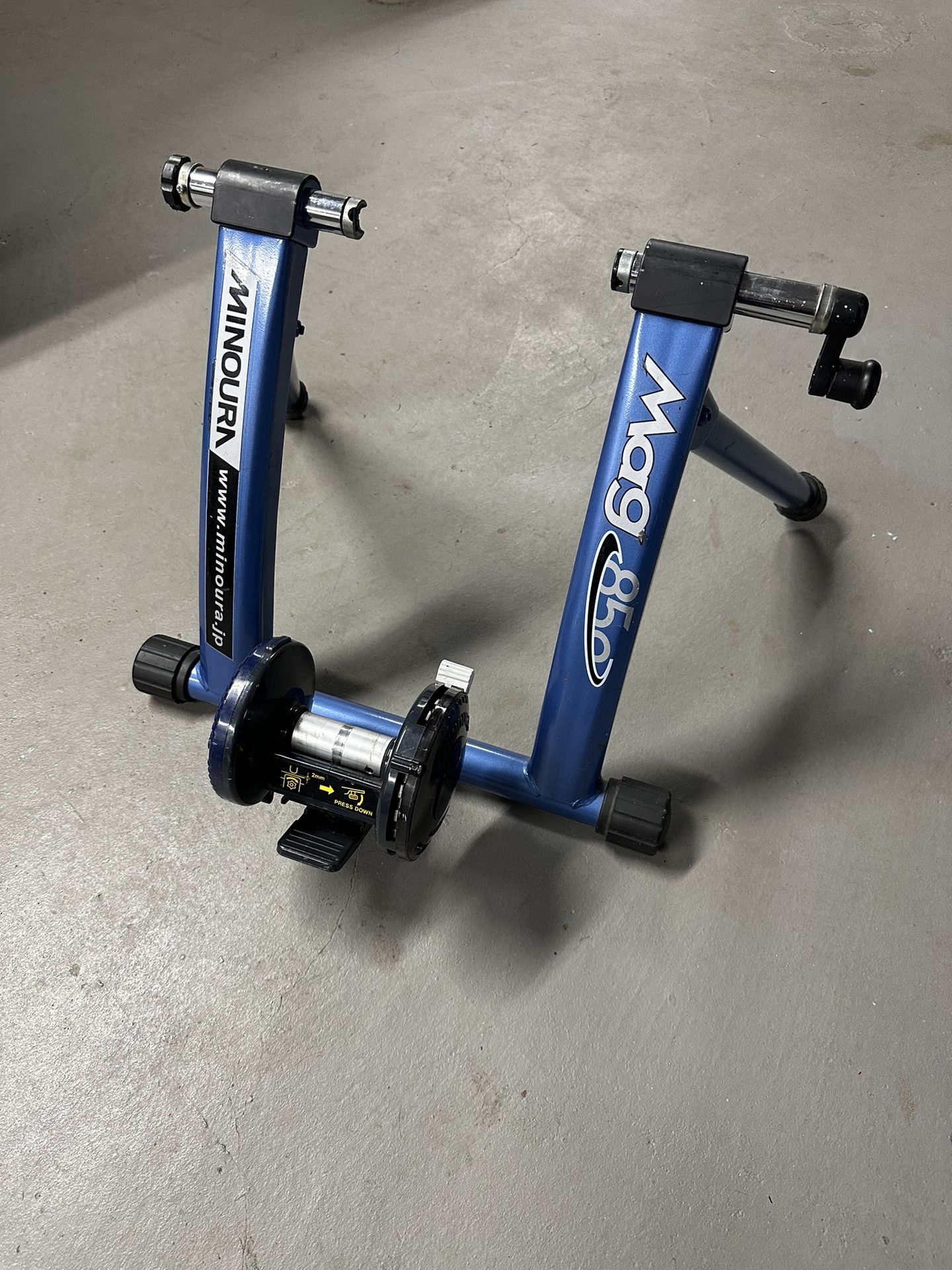 Minoura Mag 850 Indoor Bicycle Bike Trainer Cycle Stationary Stand