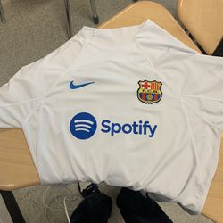Barcelona 2023-2024 white away kit Araujo jersey XL soccer/football jersey