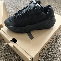 Yeezy 700 MNVN