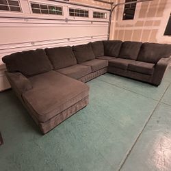✨ Large Grey 3-Piece Sectional Sofa w/ Right-Side Chaise – Great Condition + Delivery Available ✨