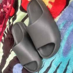 Yeezy Slides – black colorway Used, no box