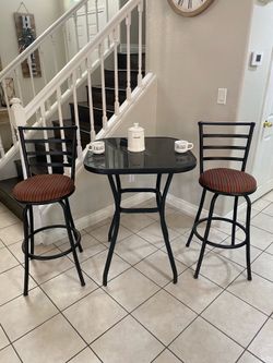 Two chairs one table free local delivery🚚