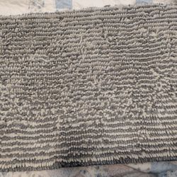 NICE RUG   34" X 20" Washable