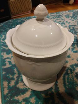Southern Living medium canister, new