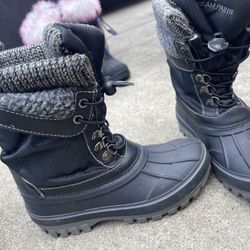Girls Snow Boots Size 2
