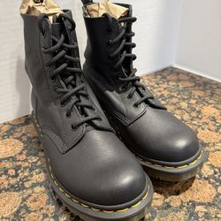 NEW Dr Martens Women Pascal 1460 Black Virginia Leather Lace Up Boots US Women's size 7