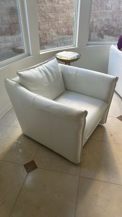 Tamworth White Swivel Chairs!