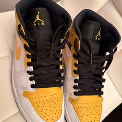 Jordan 1 Mid ‘University Gold’ 