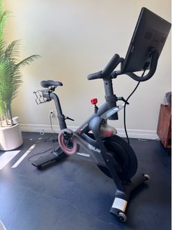 Peloton Bike – Original – Screen Works, Ready to Activate