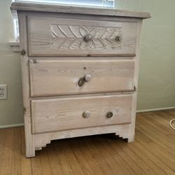 White washed chest of drawers/dresser