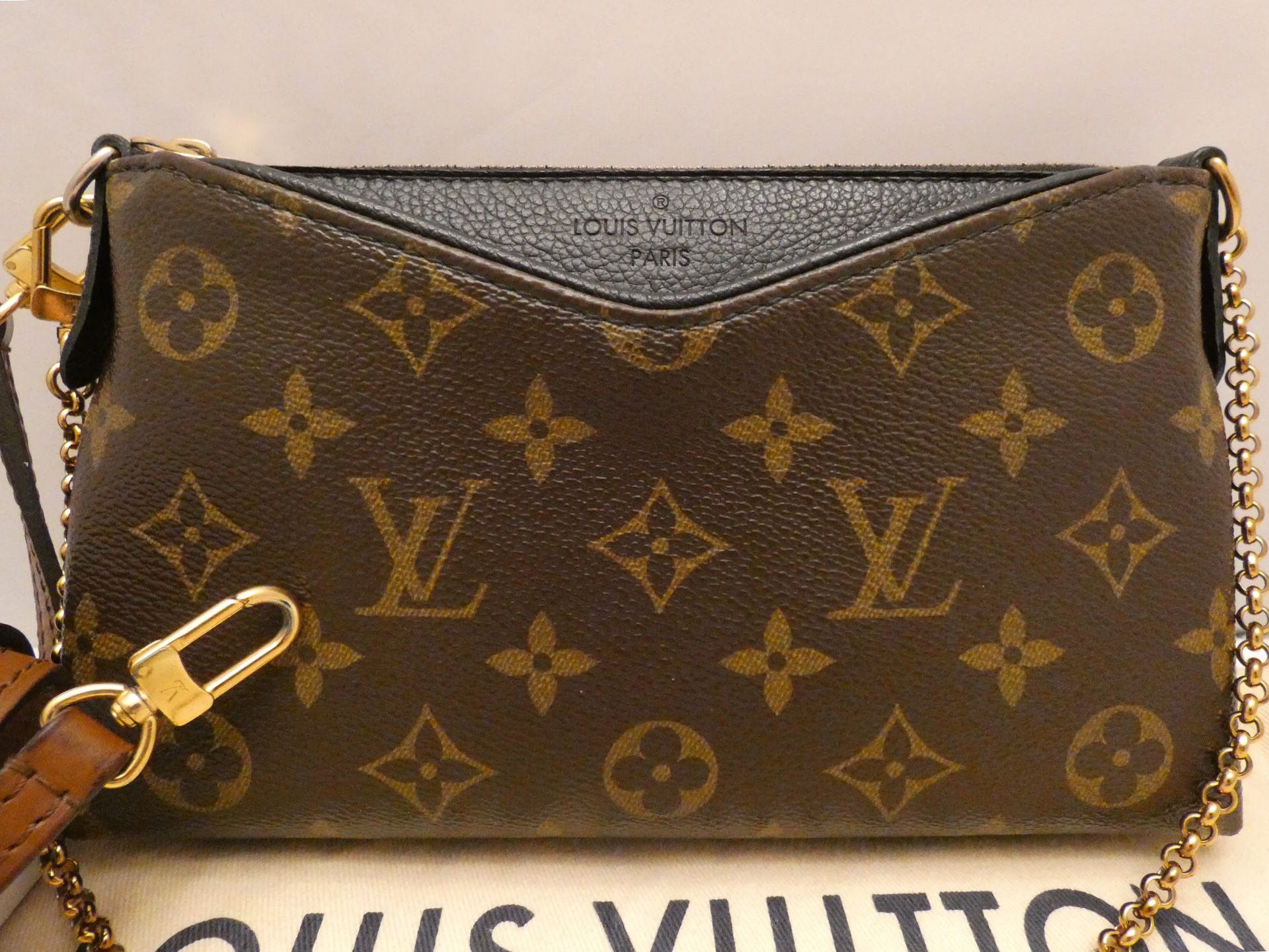 Lot - Louis Vuitton Pallas Crossbody Noir Bag