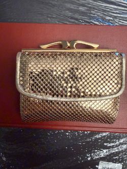 Vintage Whiting & Davis Gold Metal Mesh Coin Purse Wallet Accordion Kiss Lock - Like New