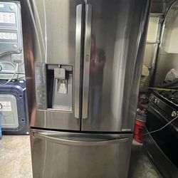 LG Fridge Like New Everything Working Perfect Condition Ice Maker And Water Dispenser ..