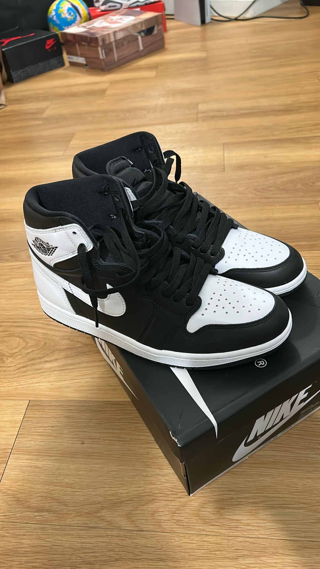 Jordan Retro 1 Black And White 