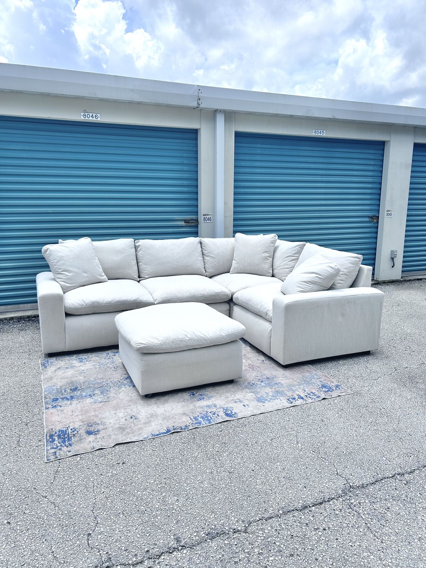 White Sectional Couch With Ottoman, Free Delivery!🚚