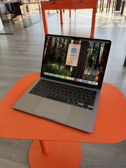 2022 13” MacBook Air M2 Chip 8GB Ram 256SSD! 90 day warranty! We offer financing!