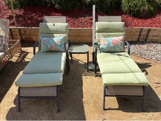 2 Lounge Chairs with Cushion