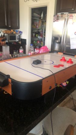 Air hockey table