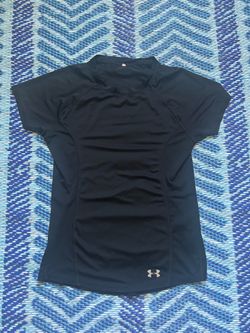 Under Armour dri-fit black athletic top #fitness #gymwear