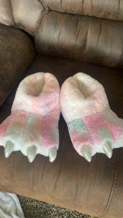 Bear claw slippers