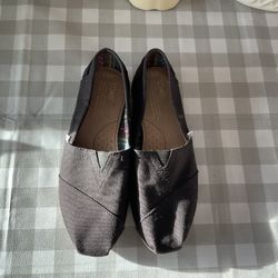 NEARLY NEW TOMS FLATS SIZE 6