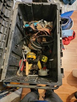 Caja De Herramienta Con Todo Loq Tiene Adentro En Buen Estado