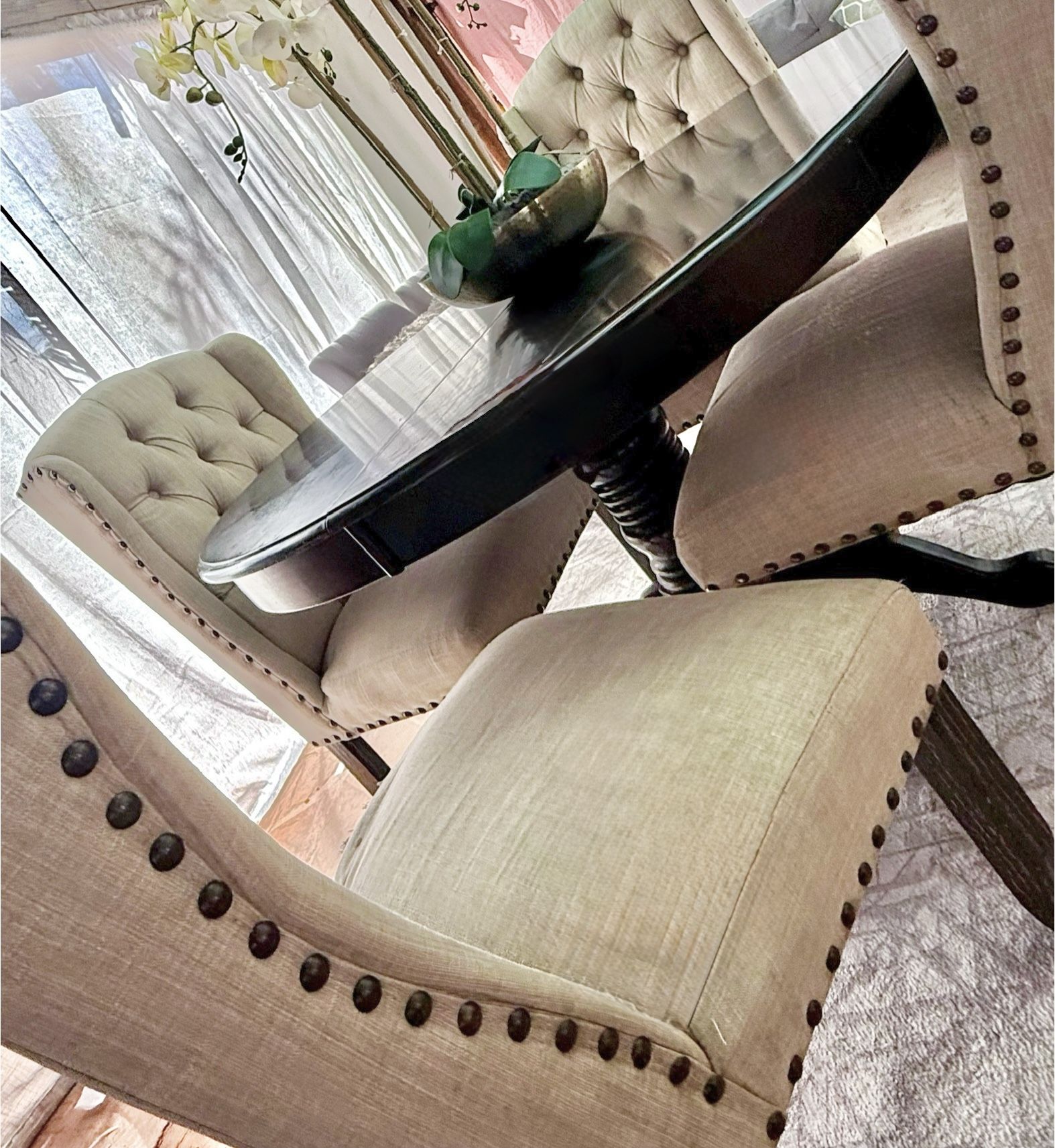 xtendable DiningTable / Tufted Upholstery Wingback side k