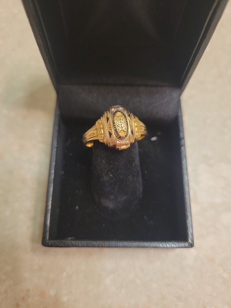 10 K Gold Class Ring.  Weight Is 4 Grams 