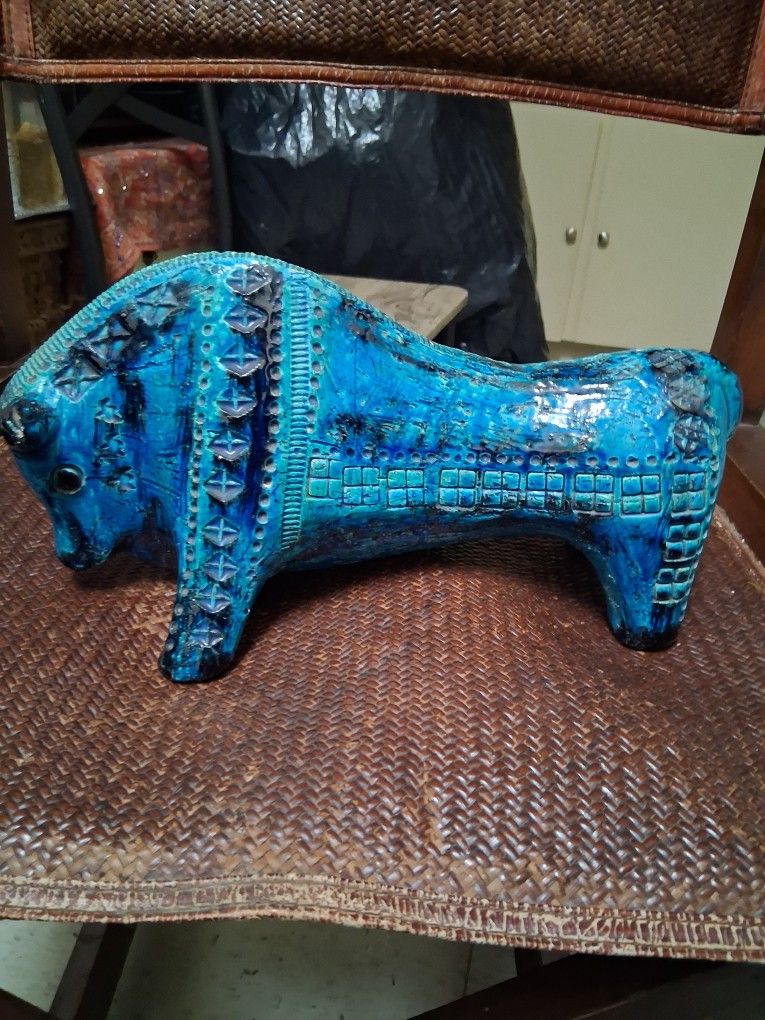 Bitossi bull figurine, designed by Aldo Londi. It is part of the Rimini Blu series,