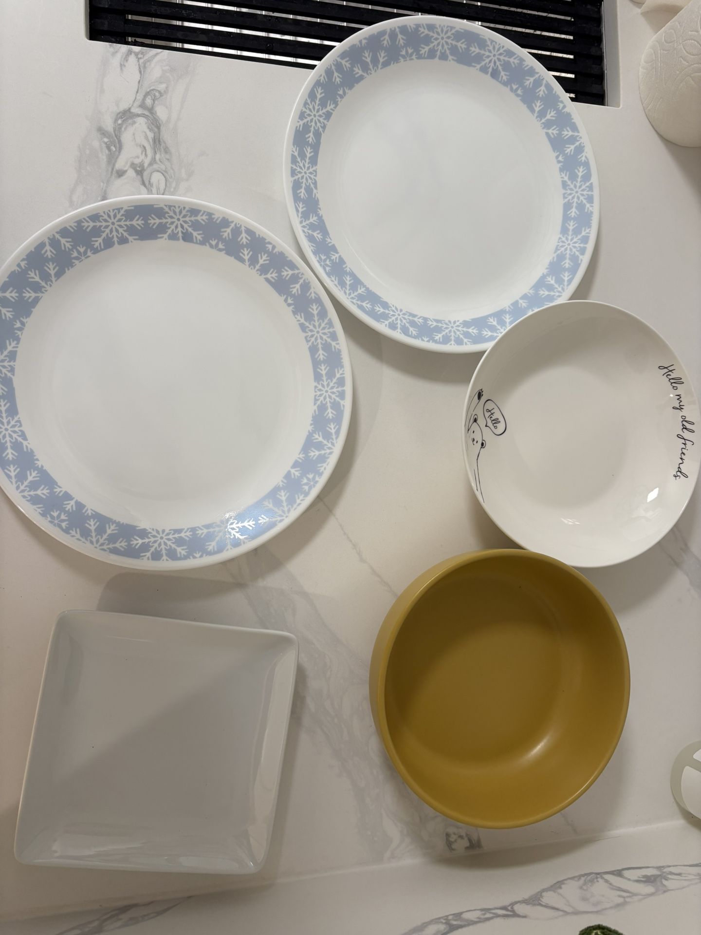 Two Corningware plates and other bowls