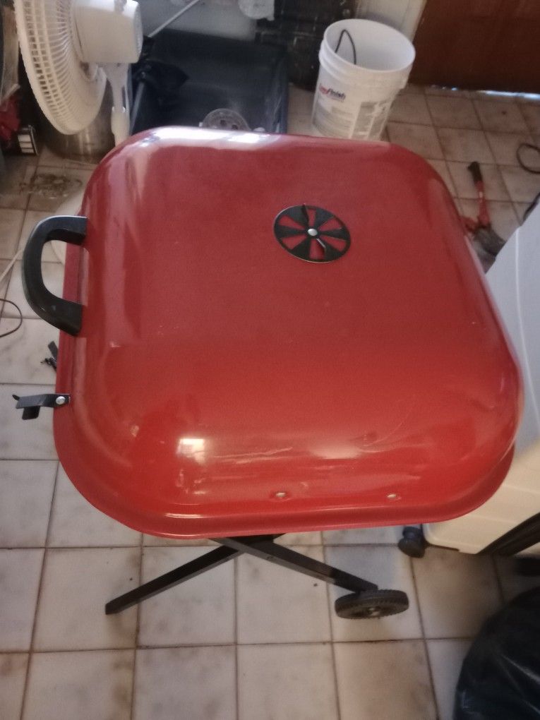 Americana Walkabout Portable Red Charcoal Grill Good Perfecto Condition $30