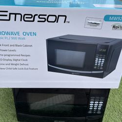 Countertop microwave Emerson 0.9 cu ft 900 watts (in Des Moines) BRAND NEW Open box