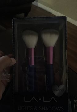 Make up brushes (2) LA •LA