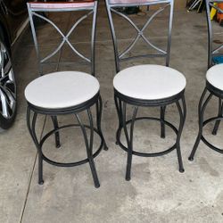 Stools for bar or kitchen in good shape, reupholstered