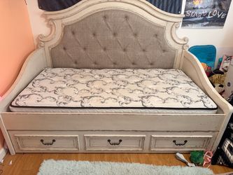 Day bed with pull out drawer