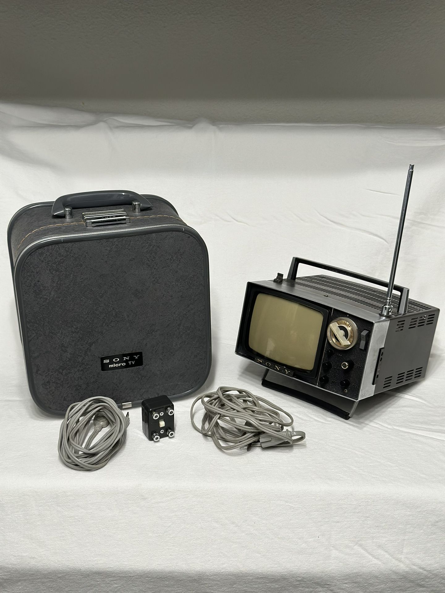 Sony 5-303W Portable Mini Television and Suitcase Of Transport 220v Japan 1960