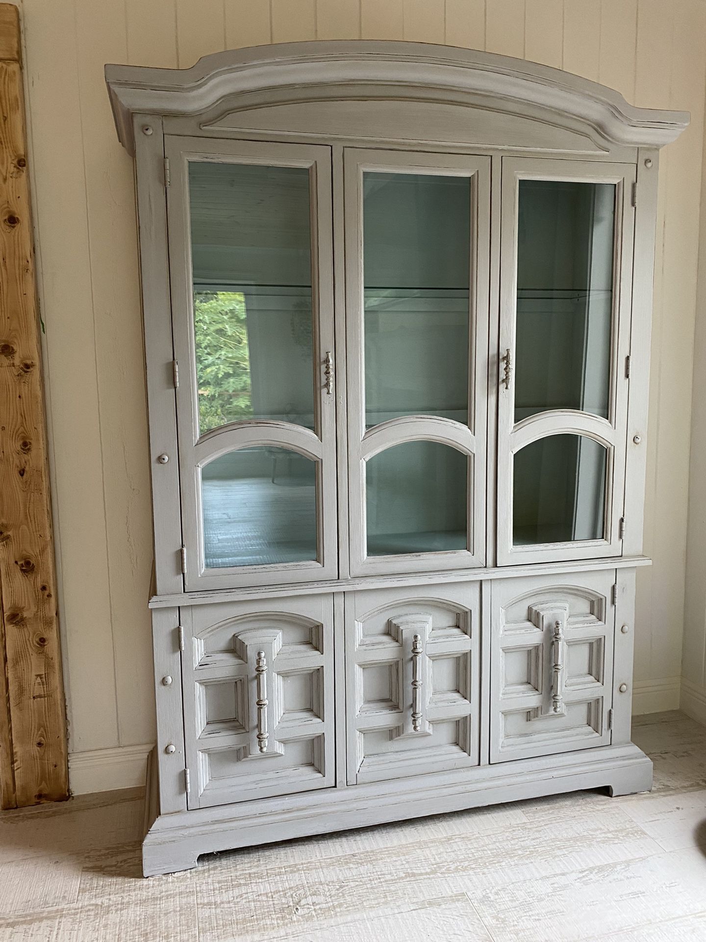 Beautiful China cabinet / Hutch, Heavy Solid Wood