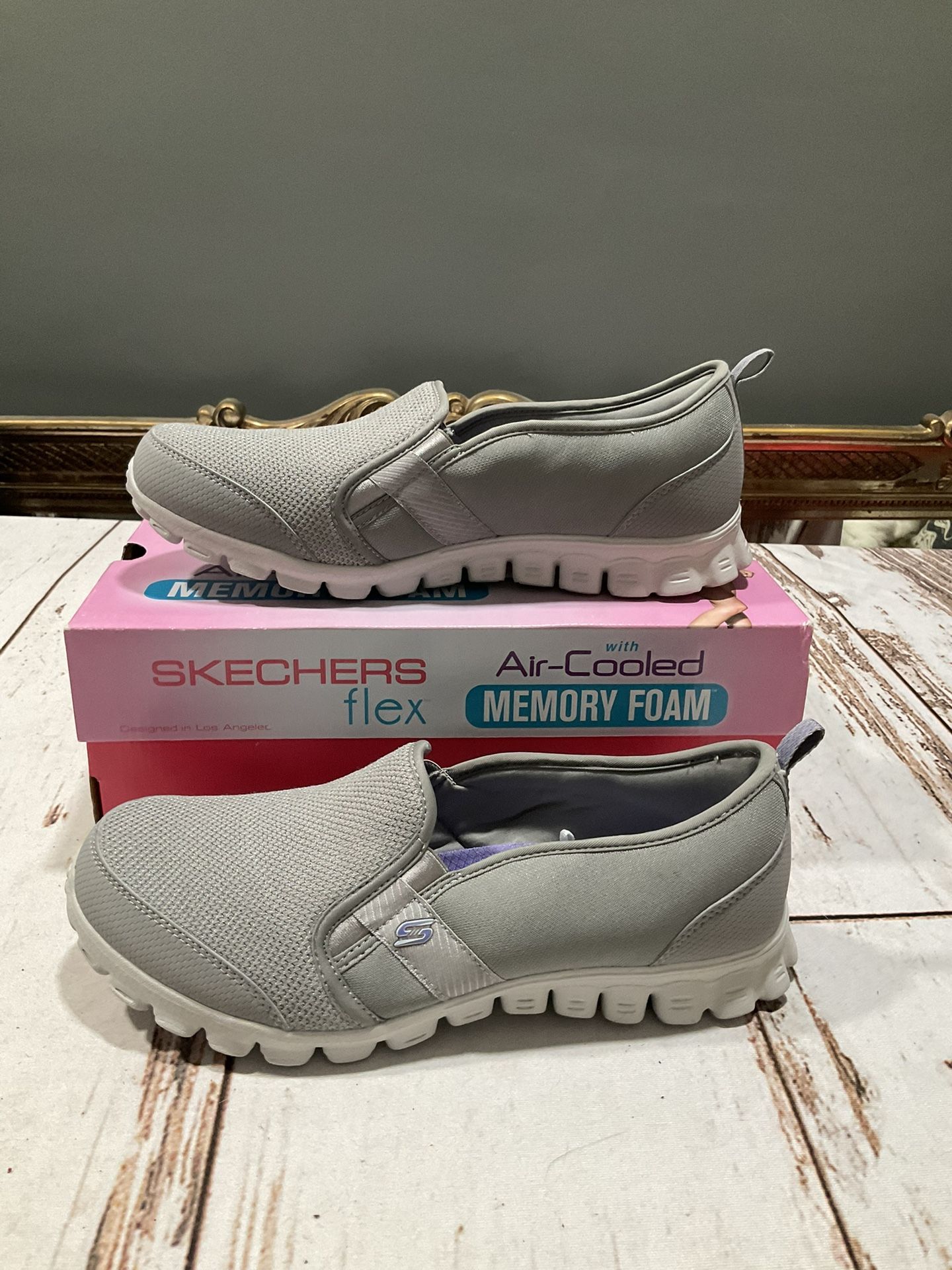 NEW IN BOX SKECHERS WOMENS FLEX WITH MEMORY FOAM SNEAKERS