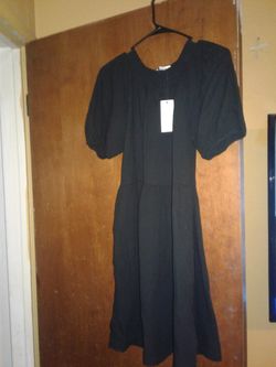 Cute black dress size small but fits like a med or large