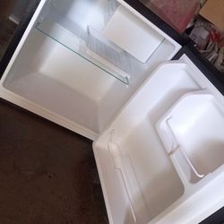 Hi Sense Mini Refrigerator