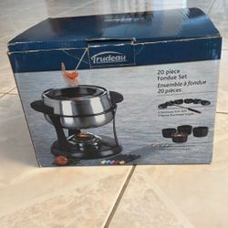 Trudeau 20 Piece fondue set Unopened 