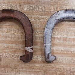 HORSESHOES (2 PAIR)