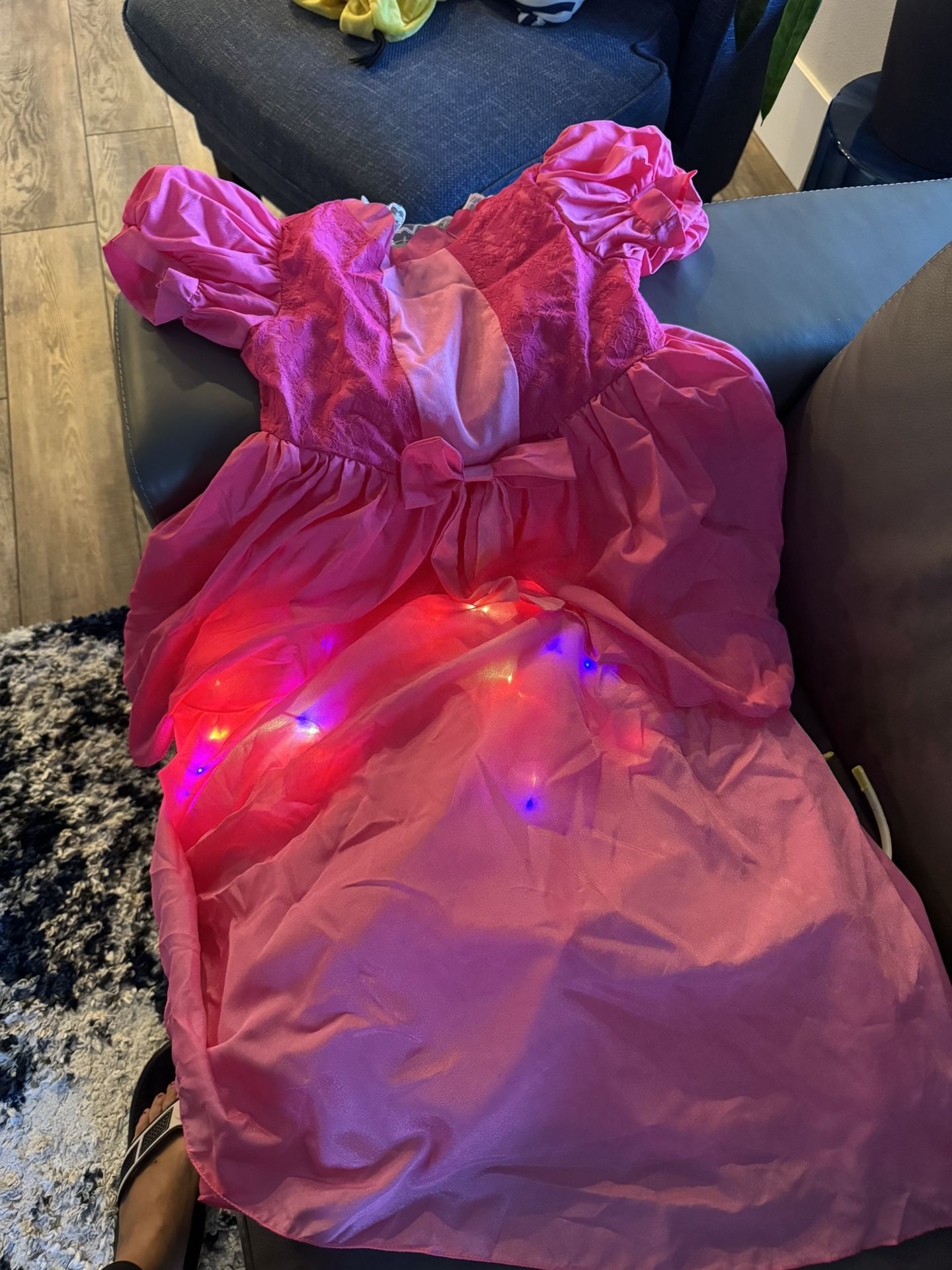 Princess Peach Size 6-8 Halloween costume