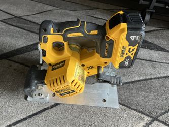 Dewalt Dcs 570   7 1/4 Skill saw  W/ 4ah Battery 