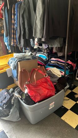 Mucha ropa desde un dólar