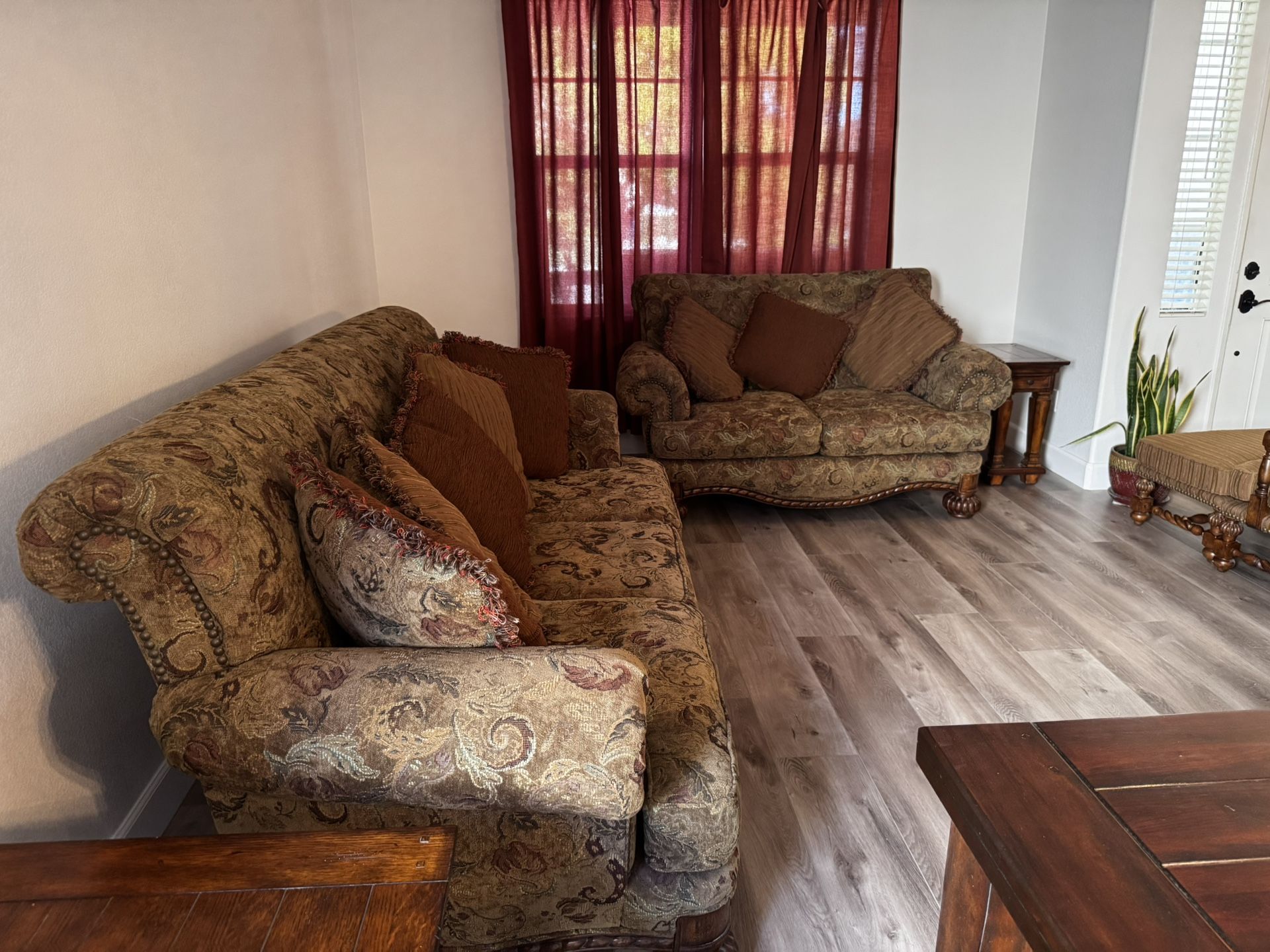 Vintage Living Room Set – Sofa, Loveseat, Chair & Ottoman